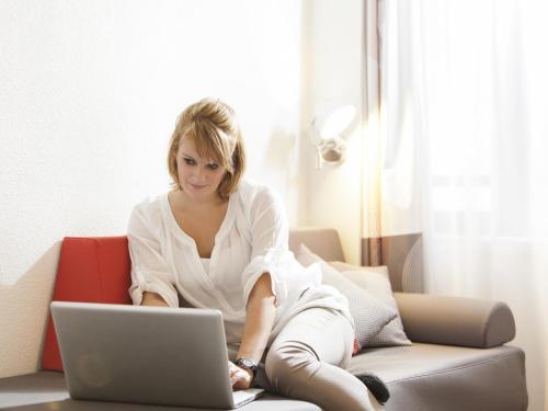 Suite Executive con cama extragrande y 2 sofás cama individuales del hotel Novotel London Blackfriars. Foto 3