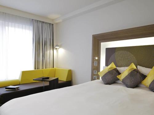 Habitación Superior con cama grande del hotel Novotel London Blackfriars. Foto 2