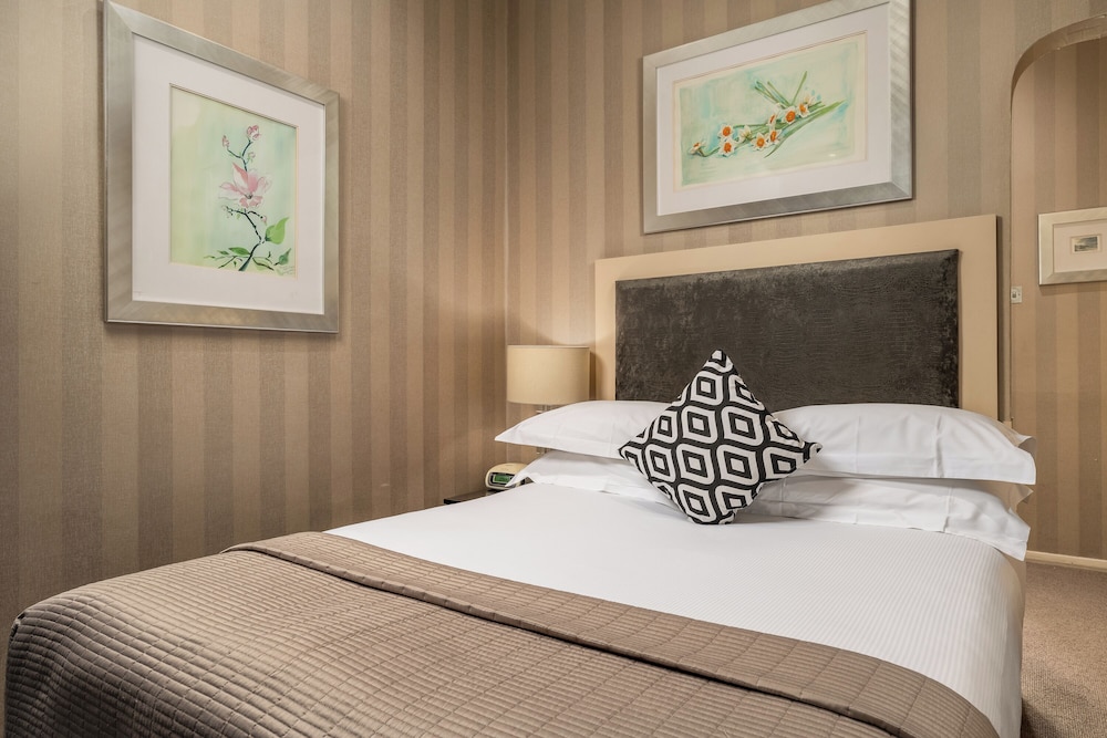 Habitación estándar doble del hotel The Beaufort Knightsbridge. Foto 4