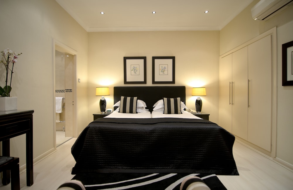 Habitación Deluxe con 1 cama doble o 2 individuales del hotel The Beaufort Knightsbridge. Foto 1