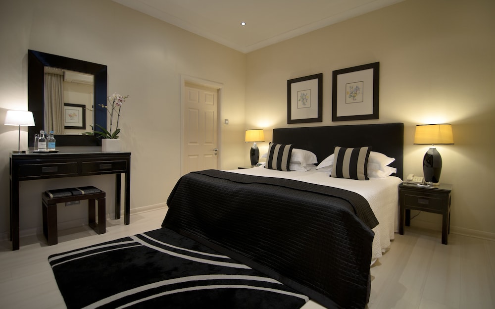 Habitación Deluxe con 1 cama doble o 2 individuales del hotel The Beaufort Knightsbridge. Foto 2
