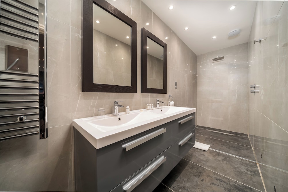 Habitación Deluxe con 1 cama doble o 2 individuales del hotel The Beaufort Knightsbridge. Foto 13