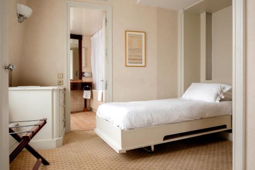 Habitación doble con 2 camas individuales y 1 cama supletoria. del hotel Hotel de l'Arcade. Foto 1