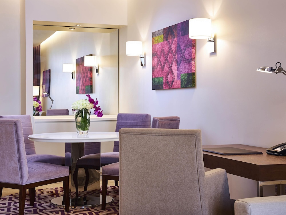 Suite Prestige, Dos dormitorios con una cama king size y dos camas individuales, Vistas a la línea del horizonte del hotel Mercure Hotels Suites And Apartments Barsha Height. Foto 3