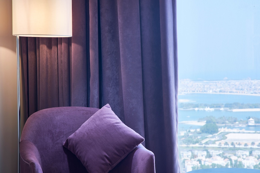 Suite Prestige, Dos dormitorios con una cama king size y dos camas individuales, Vistas a la línea del horizonte del hotel Mercure Hotels Suites And Apartments Barsha Height. Foto 6