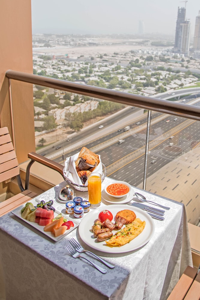 Suite Prestige, Dos dormitorios con una cama king size y dos camas individuales, Vistas a la línea del horizonte del hotel Mercure Hotels Suites And Apartments Barsha Height. Foto 7