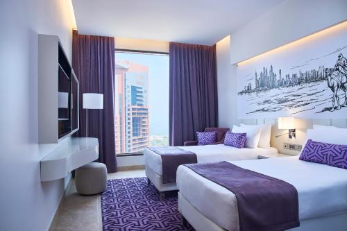 Suite Deluxe, Un dormitorio con 2 camas individuales, Vistas a la línea del horizonte del hotel Mercure Hotels Suites And Apartments Barsha Height