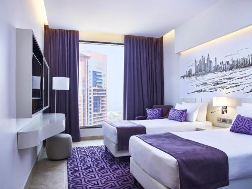 Suite Deluxe, Un dormitorio con 2 camas individuales, Vistas a la línea del horizonte del hotel Mercure Hotels Suites And Apartments Barsha Height. Foto 1