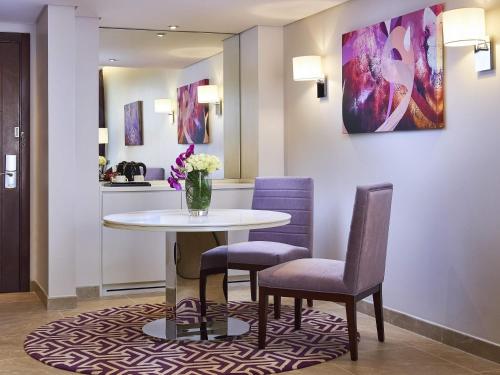 Suite Deluxe, Un dormitorio con 2 camas individuales, Vistas a la línea del horizonte del hotel Mercure Hotels Suites And Apartments Barsha Height. Foto 3