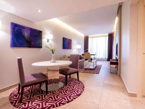 Suite Deluxe, Un dormitorio con 2 camas individuales, Vistas a la línea del horizonte del hotel Mercure Hotels Suites And Apartments Barsha Height. Foto 4
