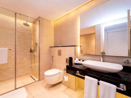 Suite Deluxe, Un dormitorio con 2 camas individuales, Vistas a la línea del horizonte del hotel Mercure Hotels Suites And Apartments Barsha Height. Foto 5