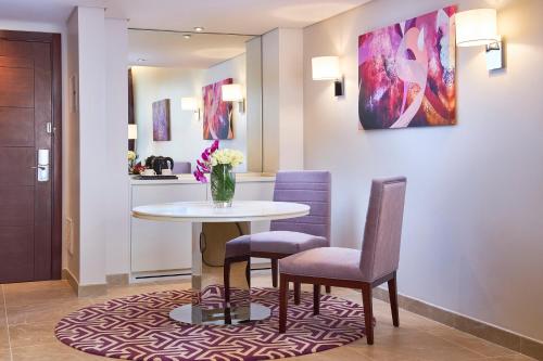 Suite Deluxe, Un dormitorio con 2 camas individuales, Vistas a la línea del horizonte del hotel Mercure Hotels Suites And Apartments Barsha Height. Foto 6