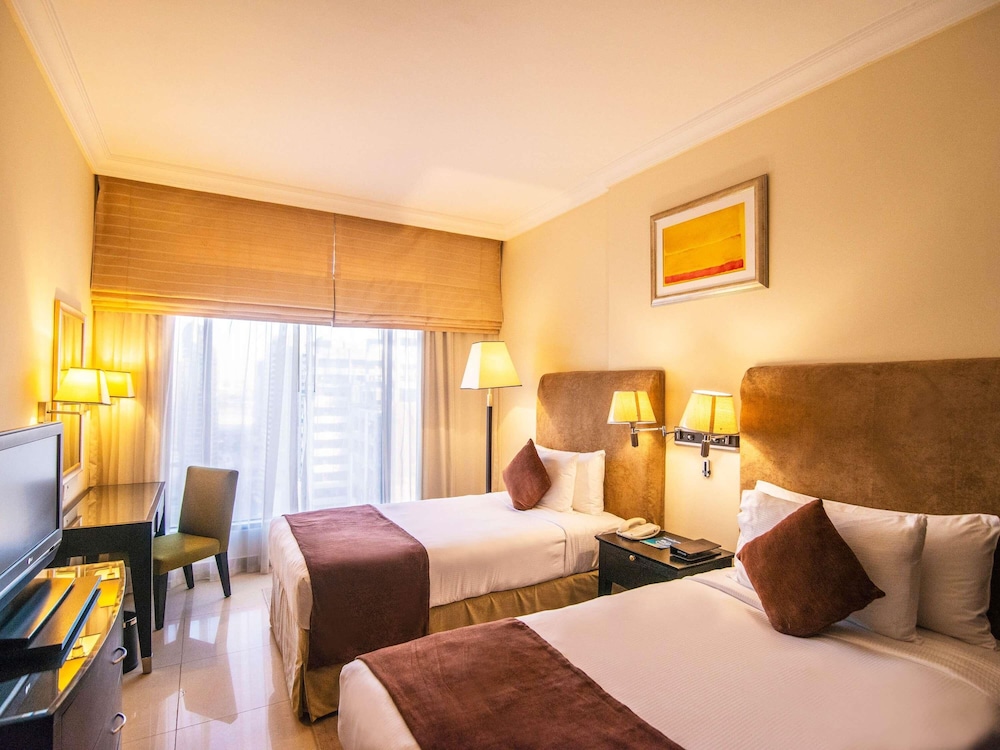 Apartamento Familiar de dos dormitorios con una cama king size y 2 camas individuales, Vistas a la ciudad del hotel Mercure Hotels Suites And Apartments Barsha Height. Foto 4