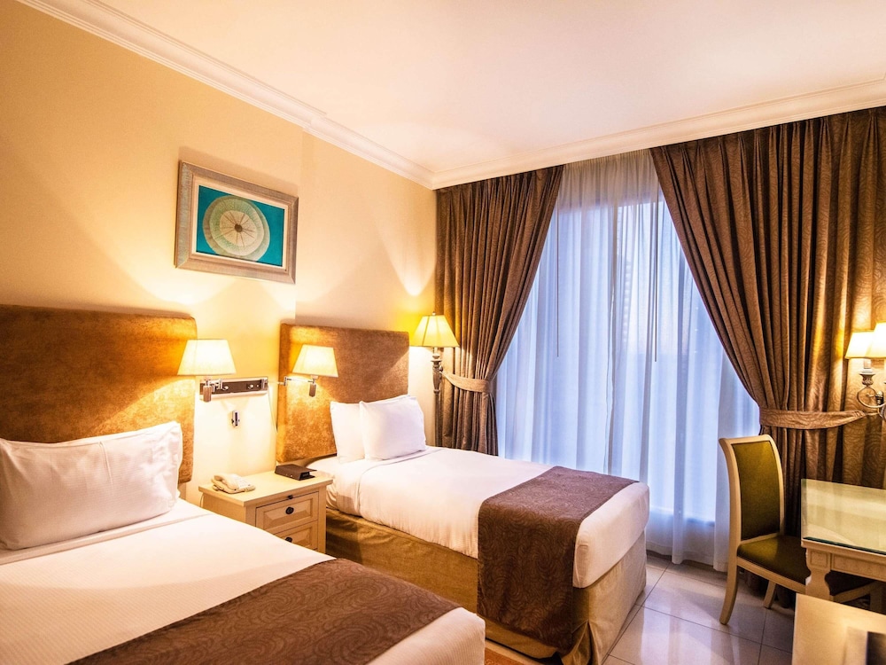 Apartamento Familiar de dos dormitorios con una cama king size y 2 camas individuales, Vistas a la ciudad del hotel Mercure Hotels Suites And Apartments Barsha Height. Foto 6