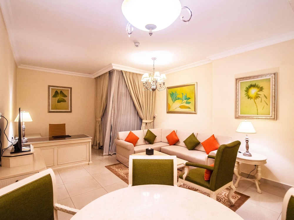 Apartamento Familiar de dos dormitorios con una cama king size y 2 camas individuales, Vistas a la ciudad del hotel Mercure Hotels Suites And Apartments Barsha Height. Foto 7