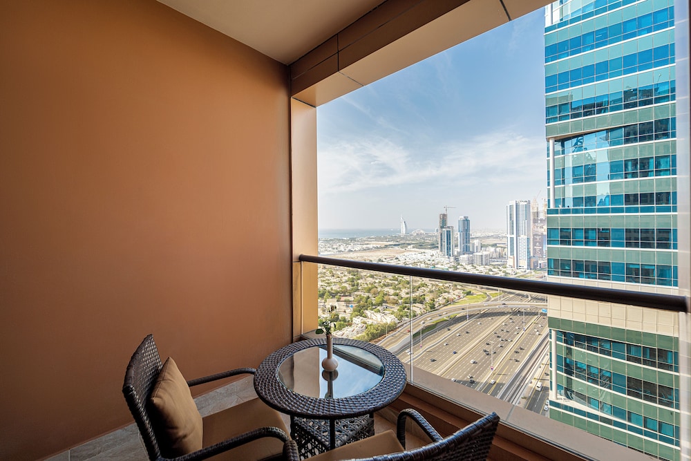 Apartamento Familiar de dos dormitorios con una cama king size y 2 camas individuales, Vistas a la ciudad del hotel Mercure Hotels Suites And Apartments Barsha Height. Foto 9