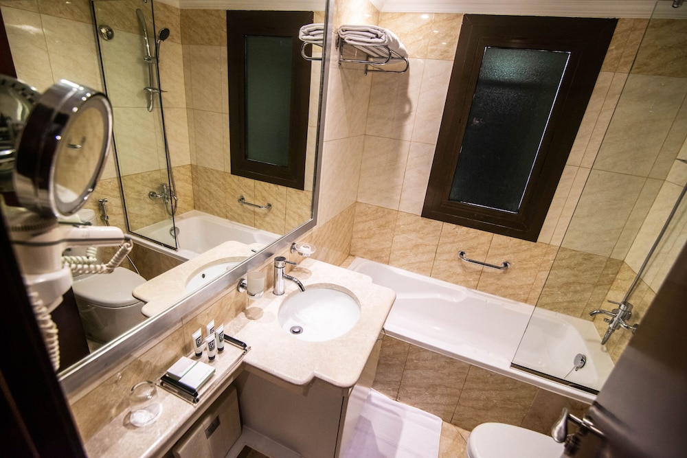 Apartamento Familiar de dos dormitorios con una cama king size y 2 camas individuales, Vistas a la ciudad del hotel Mercure Hotels Suites And Apartments Barsha Height. Foto 10