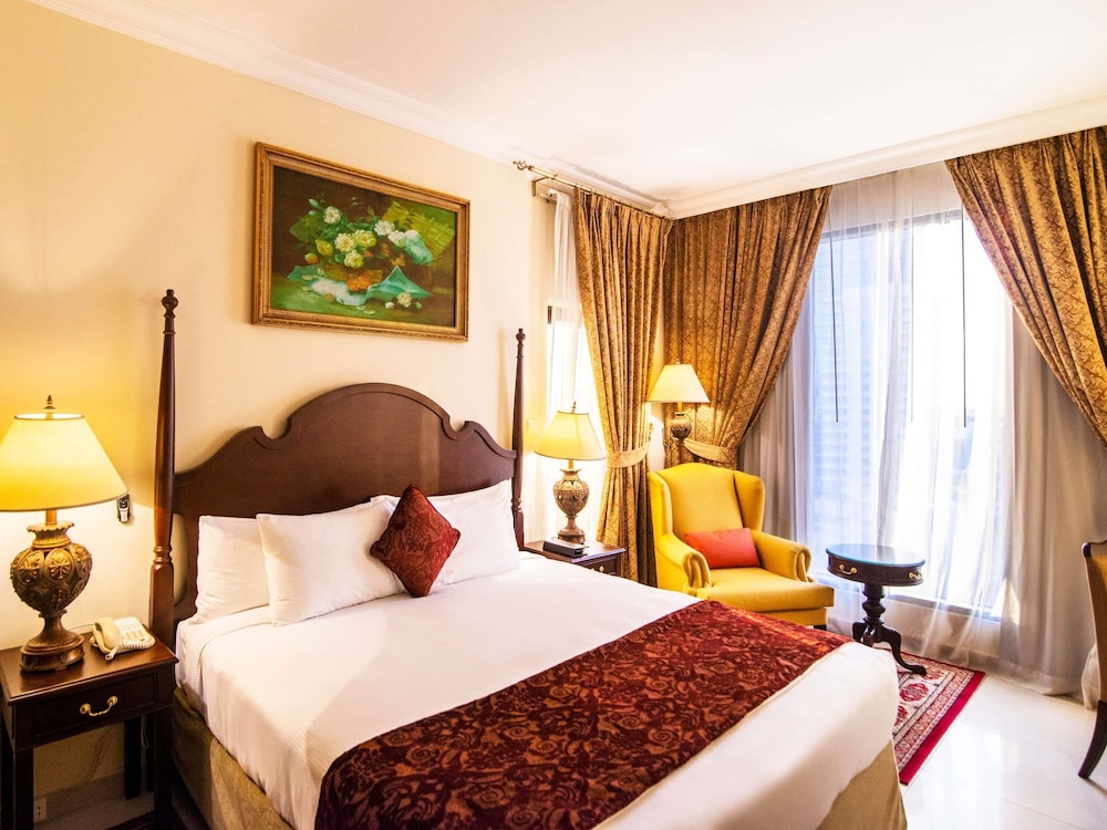 Apartamento Familiar de dos dormitorios con una cama king size y 2 camas individuales, Vistas a la línea del horizonte del hotel Mercure Hotels Suites And Apartments Barsha Height. Foto 4