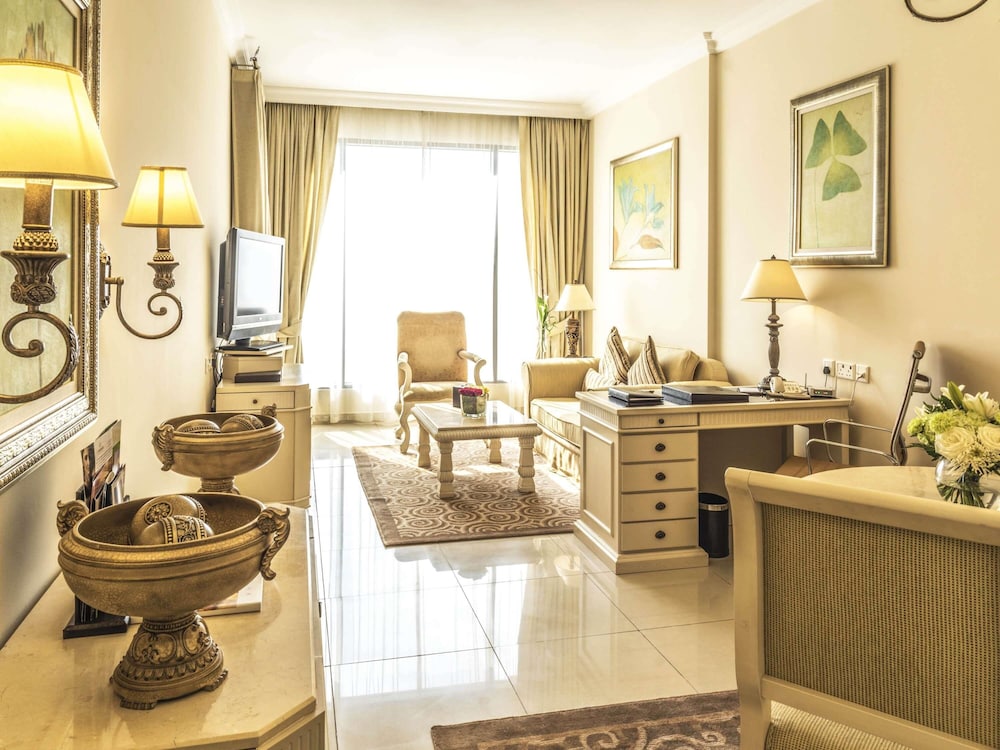 Apartamento Familiar de dos dormitorios con una cama king size y 2 camas individuales, Vistas a la línea del horizonte del hotel Mercure Hotels Suites And Apartments Barsha Height. Foto 5