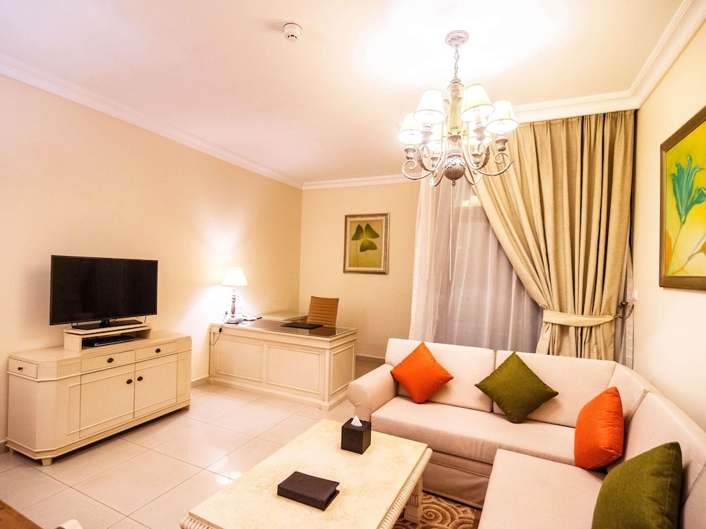 Apartamento Familiar de dos dormitorios con una cama king size y 2 camas individuales, Vistas a la línea del horizonte del hotel Mercure Hotels Suites And Apartments Barsha Height. Foto 6