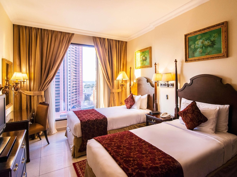 Apartamento Familiar de dos dormitorios con una cama king size y 2 camas individuales, Vistas a la línea del horizonte del hotel Mercure Hotels Suites And Apartments Barsha Height. Foto 7