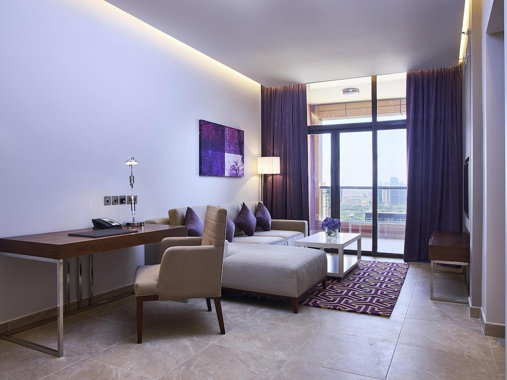 Suite Prestige, Dos dormitorios con una cama king size y 2 camas individuales, Vistas a la ciudad del hotel Mercure Hotels Suites And Apartments Barsha Height