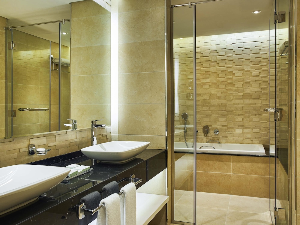 Suite Prestige, Dos dormitorios con una cama king size y 2 camas individuales, Vistas a la ciudad del hotel Mercure Hotels Suites And Apartments Barsha Height. Foto 3