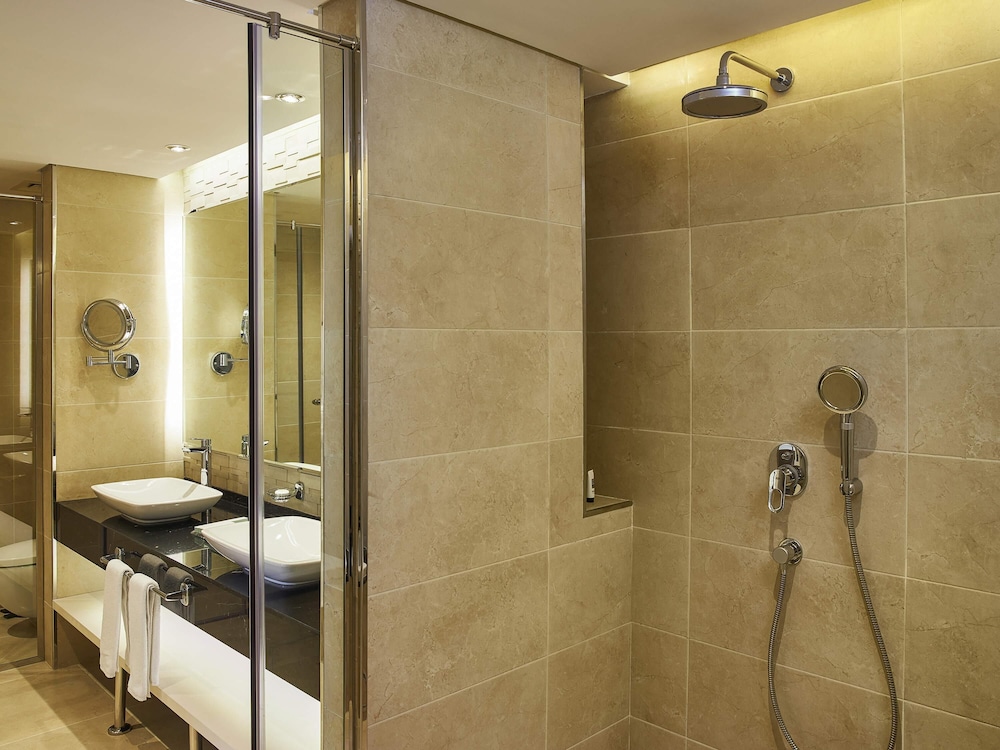 Suite Prestige, Dos dormitorios con una cama king size y 2 camas individuales, Vistas a la ciudad del hotel Mercure Hotels Suites And Apartments Barsha Height. Foto 4