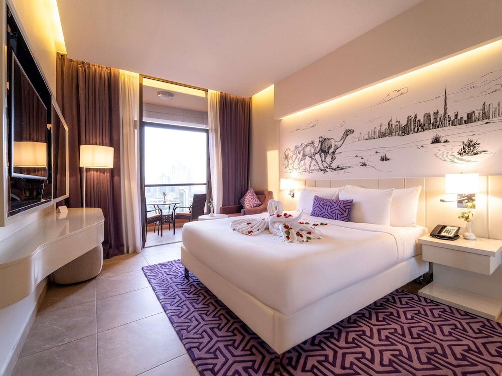 Suite Deluxe, Un dormitorio con cama king size, Vistas a la ciudad del hotel Mercure Hotels Suites And Apartments Barsha Height
