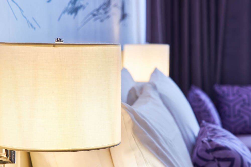 Suite Deluxe, Un dormitorio con cama king size, Vistas a la ciudad del hotel Mercure Hotels Suites And Apartments Barsha Height. Foto 1