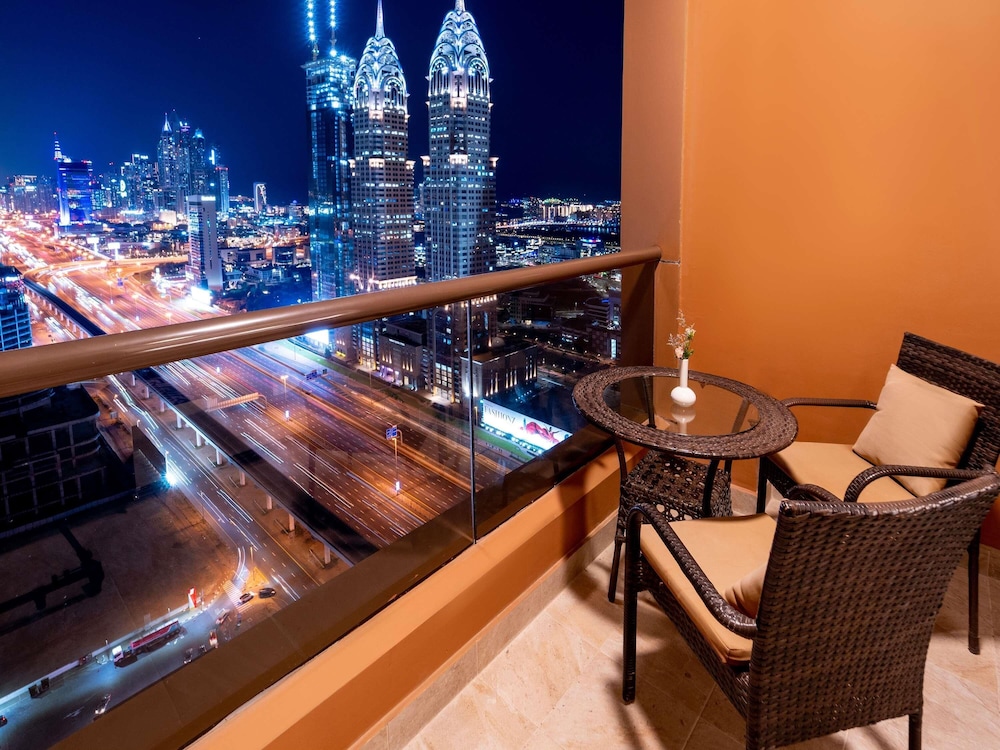 Suite Deluxe, Un dormitorio con cama king size, Vistas a la ciudad del hotel Mercure Hotels Suites And Apartments Barsha Height. Foto 4