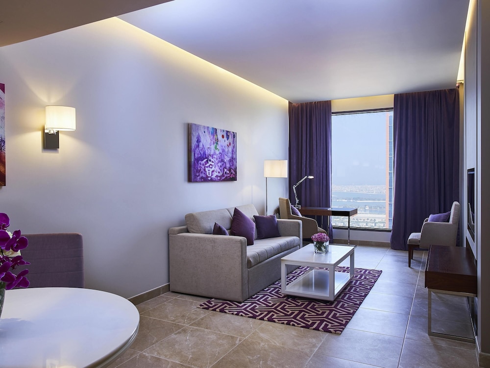 Suite Deluxe, Un dormitorio con cama king size, Vistas a la ciudad del hotel Mercure Hotels Suites And Apartments Barsha Height. Foto 5