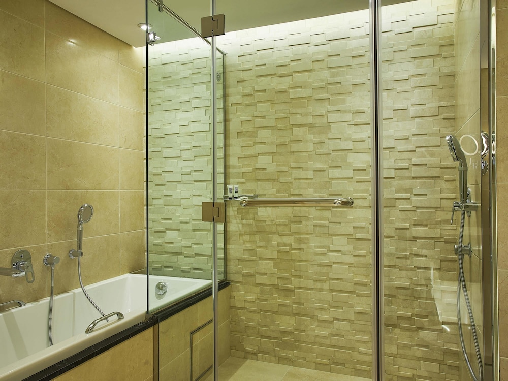 Suite Deluxe, Un dormitorio con cama king size, Vistas a la línea del horizonte del hotel Mercure Hotels Suites And Apartments Barsha Height. Foto 2