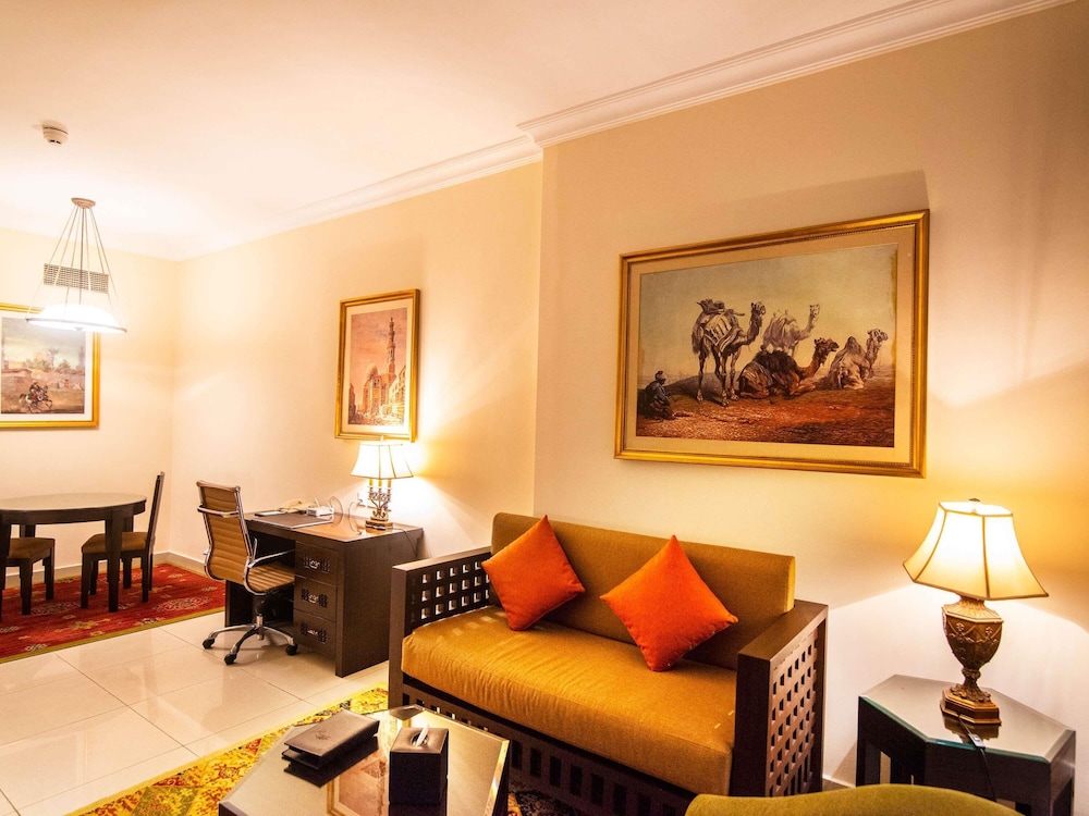 Apartamento Familiar de un dormitorio con 2 camas individuales, Vistas a la ciudad del hotel Mercure Hotels Suites And Apartments Barsha Height. Foto 4