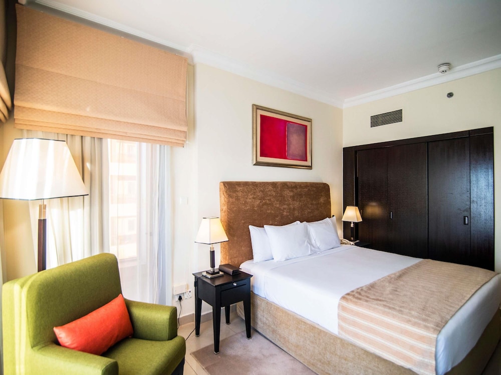 Apartamento Familiar de un dormitorio con 2 camas individuales, Vistas a la ciudad del hotel Mercure Hotels Suites And Apartments Barsha Height. Foto 5