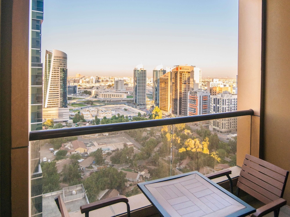 Apartamento Familiar de un dormitorio con 2 camas individuales, Vistas a la ciudad del hotel Mercure Hotels Suites And Apartments Barsha Height. Foto 6