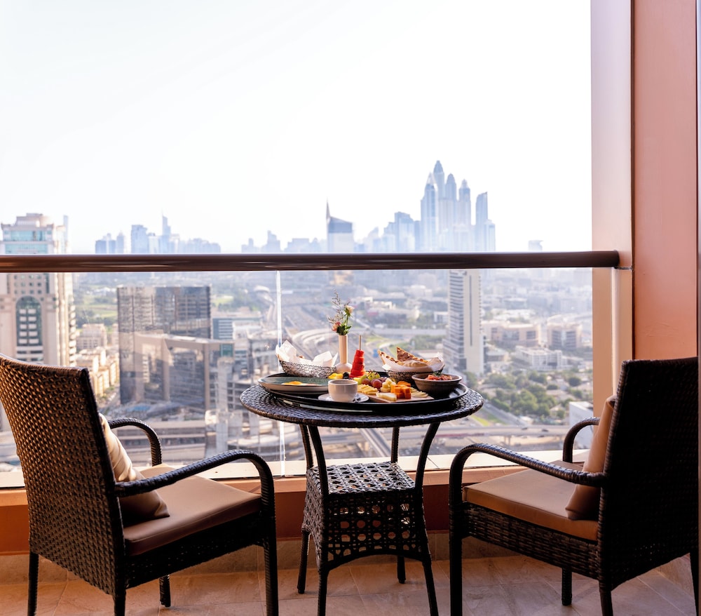 Apartamento Familiar de un dormitorio con 2 camas individuales, Vistas a la ciudad del hotel Mercure Hotels Suites And Apartments Barsha Height. Foto 7