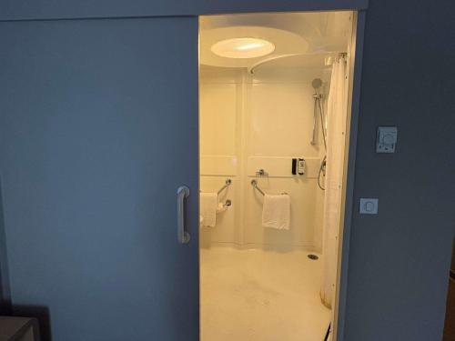 Habitación Doble Estándar - Adaptada para personas con discapacidad del hotel ibis Paris la Defense Courbevoie. Foto 2