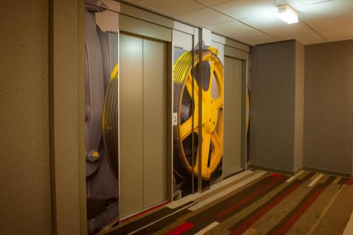 Habitación Doble Estándar - Adaptada para personas con discapacidad del hotel ibis Paris la Defense Courbevoie. Foto 3
