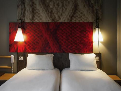 Habitación Doble Estándar - 2 camas del hotel ibis Paris la Defense Courbevoie. Foto 4
