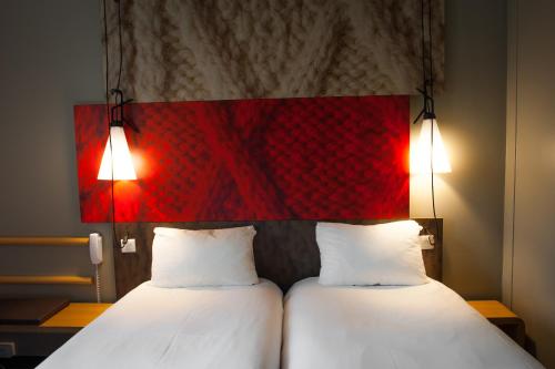 Habitación Doble Estándar - 2 camas del hotel ibis Paris la Defense Courbevoie. Foto 6