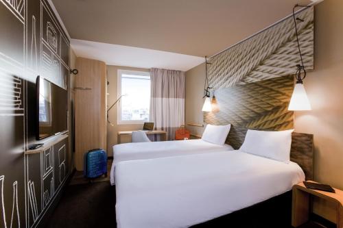 Habitación Doble Estándar - 2 camas del hotel ibis Paris la Defense Courbevoie. Foto 7