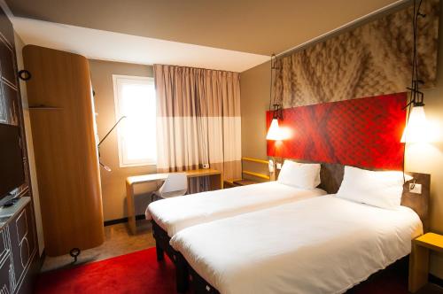 Habitación Doble Estándar - 2 camas del hotel ibis Paris la Defense Courbevoie. Foto 8