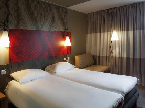 Habitación doble Sofá Cama incluido 2 Camas individuales del hotel ibis Paris la Defense Courbevoie. Foto 4