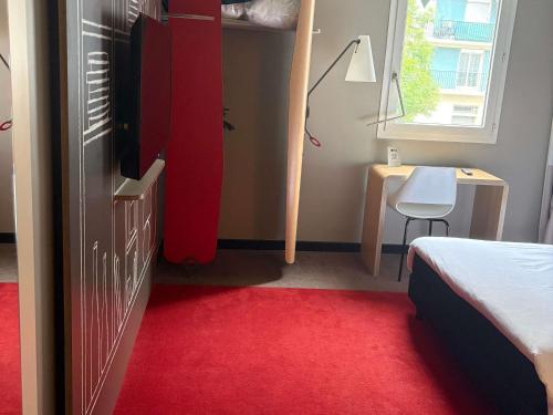 Habitación Doble Estándar - Adaptada para personas con discapacidad del hotel ibis Paris la Defense Courbevoie. Foto 3