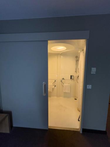 Habitación Doble Estándar - Adaptada para personas con discapacidad del hotel ibis Paris la Defense Courbevoie. Foto 4