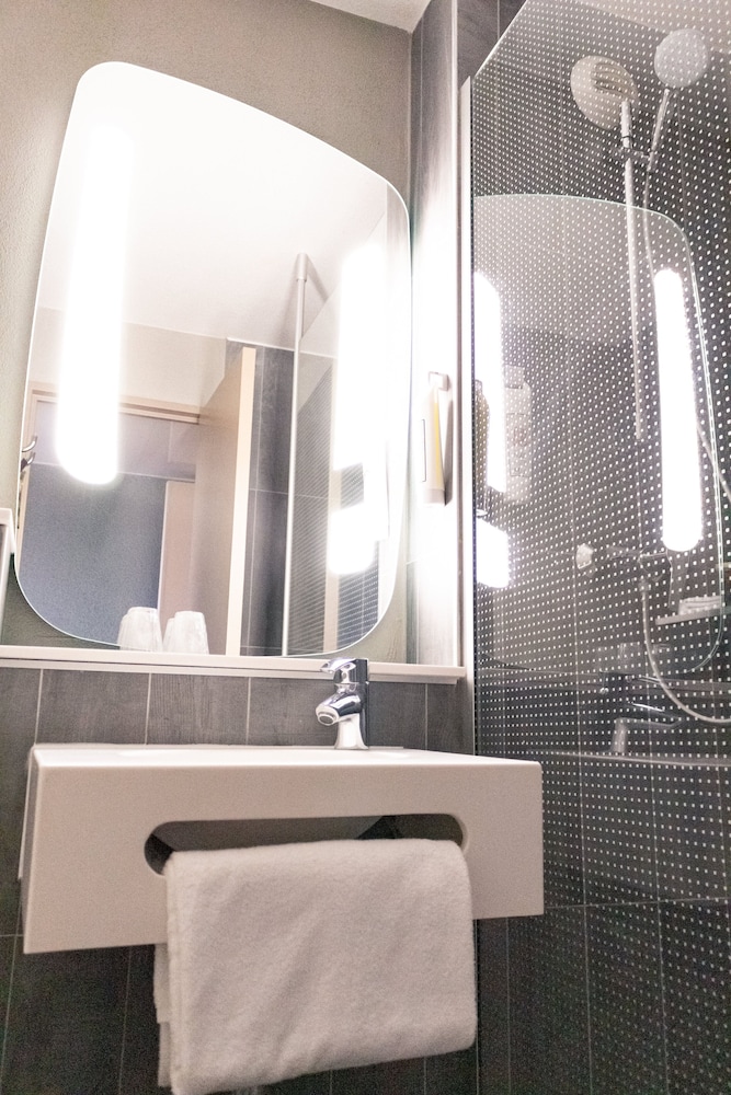 Habitación Estándar con 1 cama doble del hotel Ibis Paris Gennevilliers. Foto 9