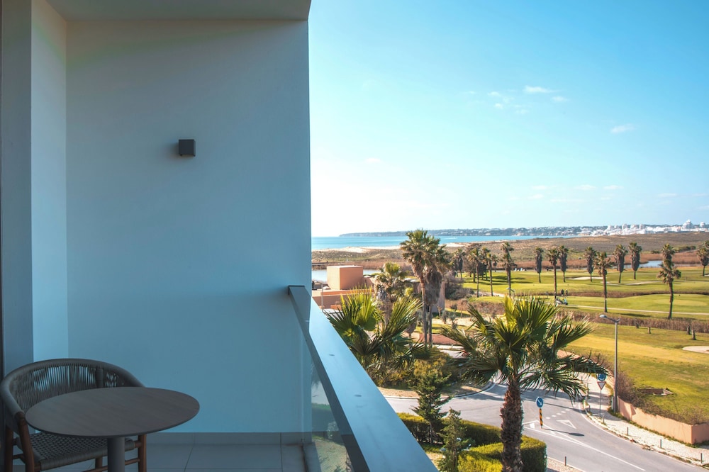 Habitación doble, vistas al campo de golf (Prestige) del hotel Wine & Books by the Sea, Algarve Resort. Foto 5