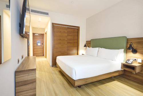 Habitación con cama extragrande. del hotel Hilton Garden Inn Sevilla