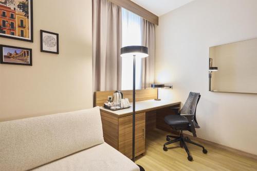 Habitación con cama extragrande. del hotel Hilton Garden Inn Sevilla. Foto 1